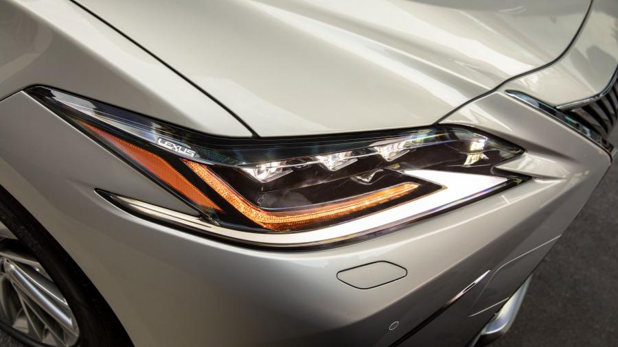 Детали экстерьера Lexus ES300h 2018 года  (AU) (фото 12 из 14)